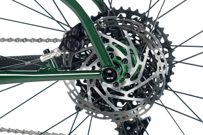   Der Hinterbau des Luchs’ ist filigran, dank Steckachse aber dennoch ausreichend steif. Der Bremssattel sitzt hübsch zwischen den Streben. 