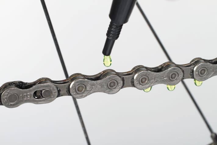   What can bio-lubricants for bicycle chains do compared to conventional petroleum-based products? The BIKE test provides the answer. 