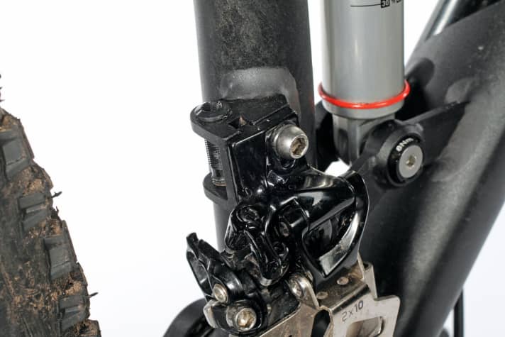   Clevere Idee am Votec VX 135 Elite: In der Befestigung für den Umwerfer hat man eine Ersatzschraube fürs X12-Schaltauge versteckt. Ein Retter in der Not.