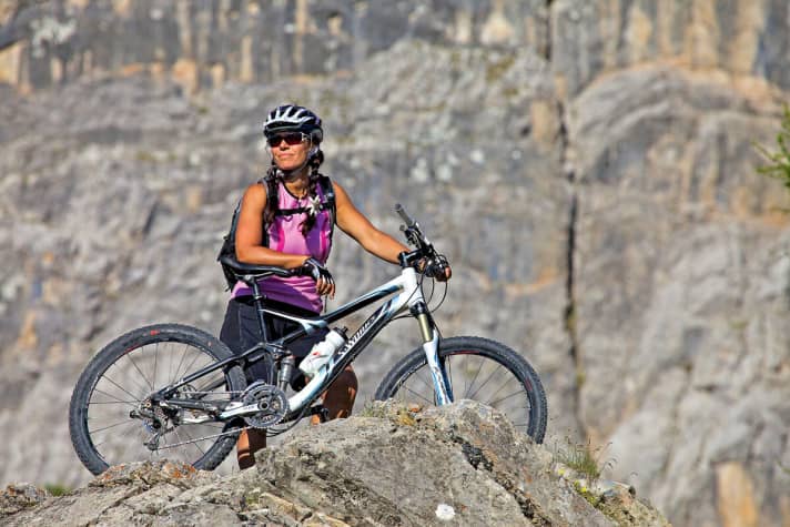   Gaby Buchner-Dietl, Bike-Coach: Meine erste Tour führt immer zur Capanna Grassi hinauf. Der Anstieg ist nie steil, das  Essen auf der Hütte ist super (Polenta Formaggio fuso!), und für die Abfahrten gibt es mehrere Optionen. Von leicht bis böses Gerumpel. Perfekt für meine Fahrtechnikkurse!