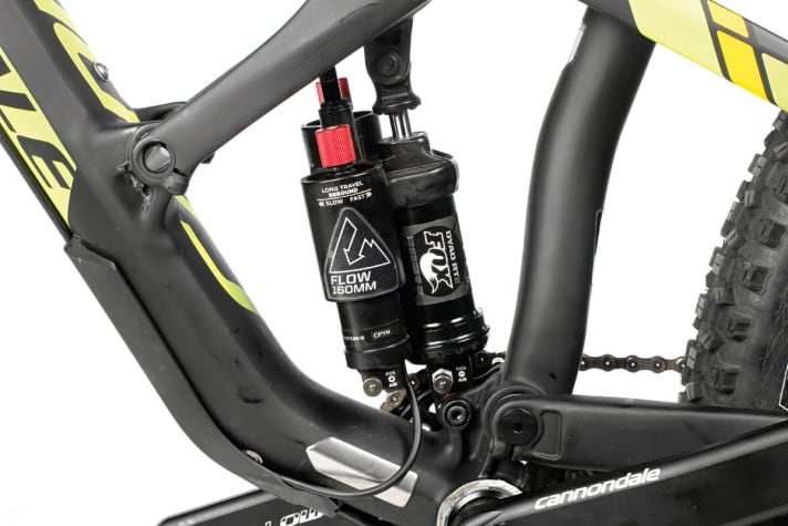   Der mit Fox entwickelte Pullshock-Dämpfer des Cannondale Jekyll besitzt zwei Kammern und Ölkreisläufe. Per Knopfdruck lässt sich der Hinterbau straffen.