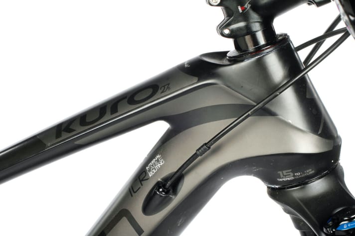   Simplon beherrscht die Carbon-Fertigung. Der Rahmen des Kuro 275 X01 sieht ausgefallen aus, zeigt clevere Details und ein geringes Gewicht.