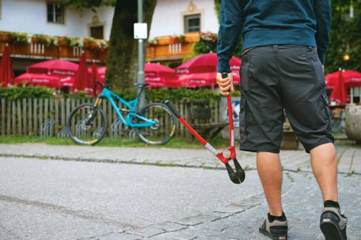 Wird dein Fahrrad beschädigt oder gestohlen, egal ob zu Hause oder unterwegs, kümmert sich BIKMO. Abseits des Wohnsitzes muss man sein Bike allerdings mit einem hochwertigen Schloss durch den Rahmen an einem festen Gegenstand sichern, damit der Versicherungsschutz greift. Aber das sollte selbstverständlich sein.