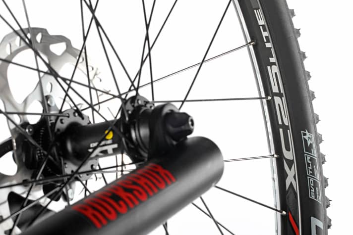   Proprietary hollow chamber rims and Shimano XT hubs reduce the wheel weight to 4176 grams. The Bulls Copperhead makes pedalling really fun!