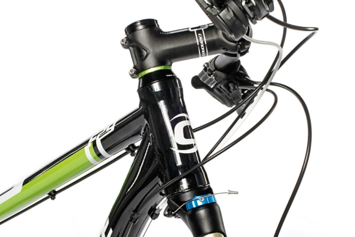   Durch das 135 Millimeter lange Steuerrohr und den konischen Abschluss-Spacer gerät die Front beim Cannondale F29 viel zu hoch. Die Sitzposition gleicht einem Trekkingbike.