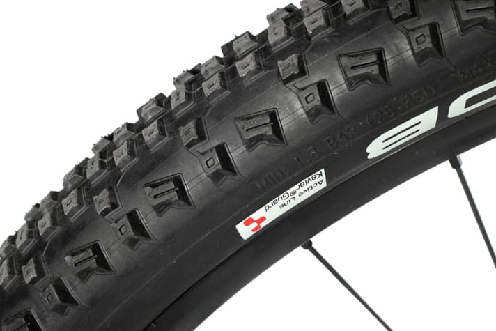   Grundsätzlich sind Schwalbe Rapid Rob nicht schlecht. Doch die Active-Line-Gummimischung rollt zäh und geizt mit Dämpfung.