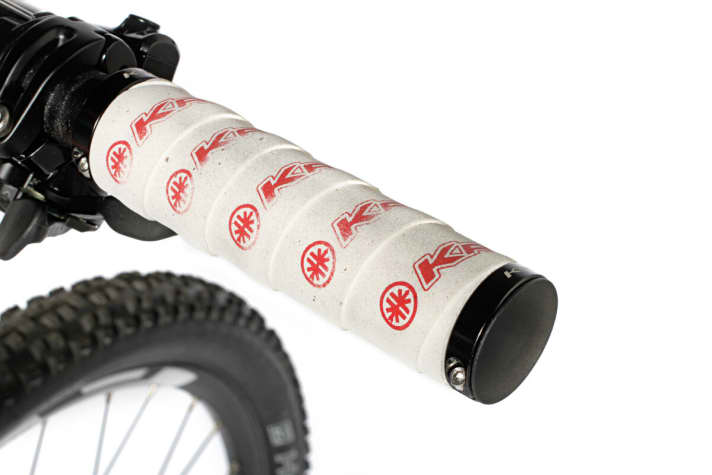   The screw-on grips in handlebar tape style are rather unsuitable on the Kreidler Dice. The smooth surface offers little grip and wears out quickly.