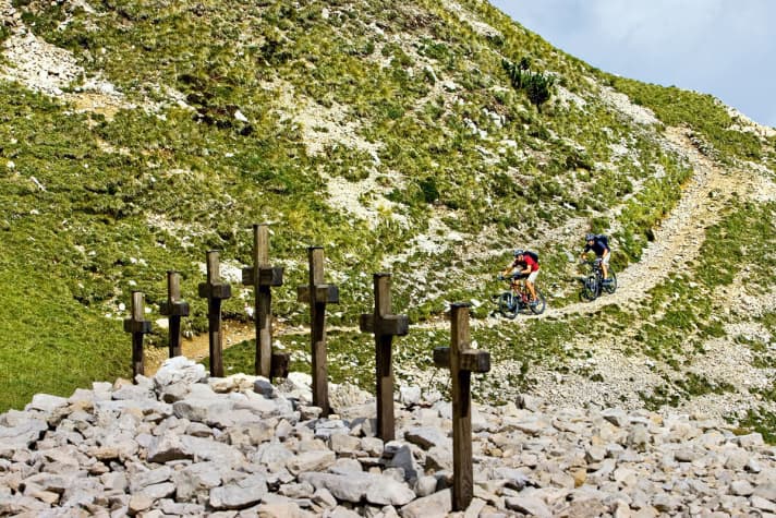   The famous 52-tunnel tour with the corkscrew tunnel has unfortunately been closed to bikers for years. However, the classic route "Road of Heroes" also has an exciting route and lets you experience war history up close.