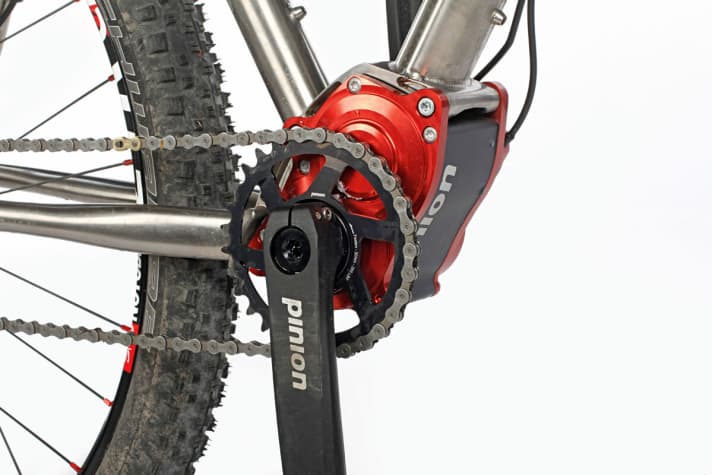   Gear capsule: The Pinion gearbox requires a special frame. The mount is elaborately forged and CNC-milled.