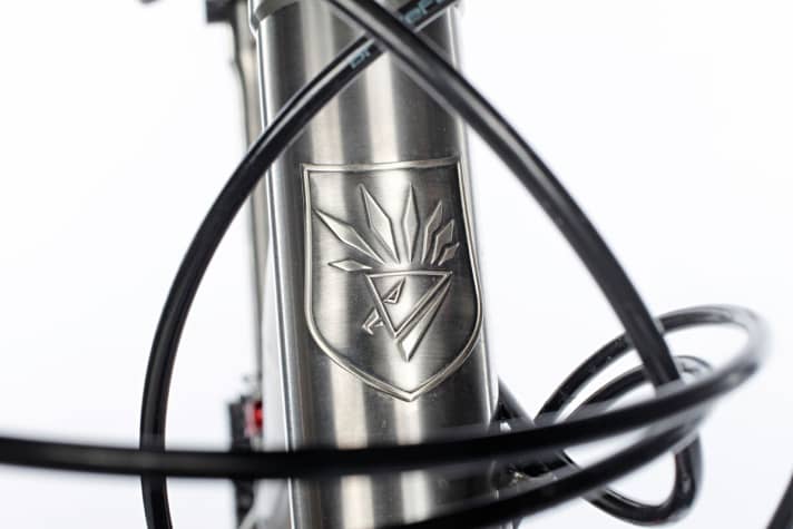   Falkenjagd? Logo! Wie ein Wappen prangt das Firmen-Symbol am Steuerrohr. Falkenjagd plant und designt, geschweißt wird bei Partnerfirmen. 