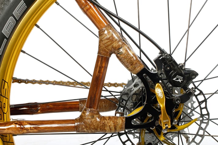   Wheel holder: Coconut fibres lash the aluminium dropouts to the bamboo. A crossbar stabilises the rear triangle during hard braking.