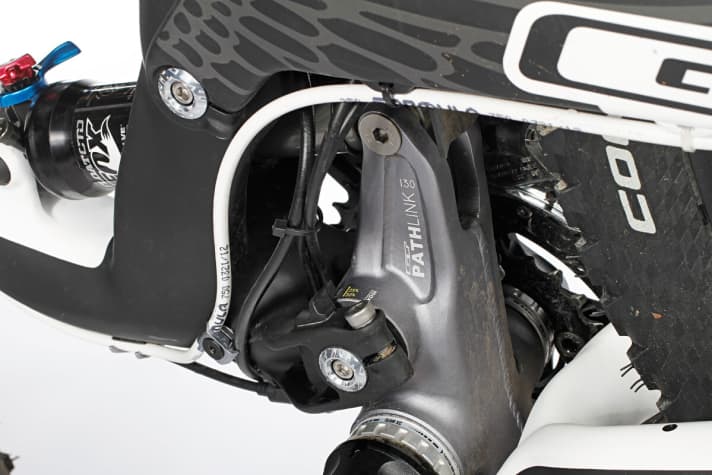   Although the SAG display makes tuning easier, it cannot be read from the saddle. Rather difficult without an assistant.