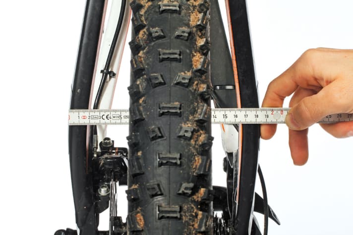   Da der Bremssattel innen liegt, wandern die Sitzstreben unnötig weit raus. Viele Fahrer kollidieren mit den Fersen oder Knöcheln. 