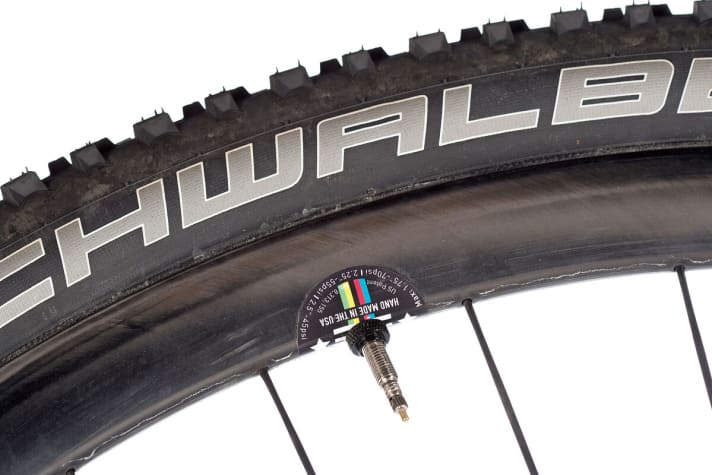   Masterful: the lightweight Enve carbon rims are adorned with rainbow stripes as a status symbol. Anything can be achieved with this material.