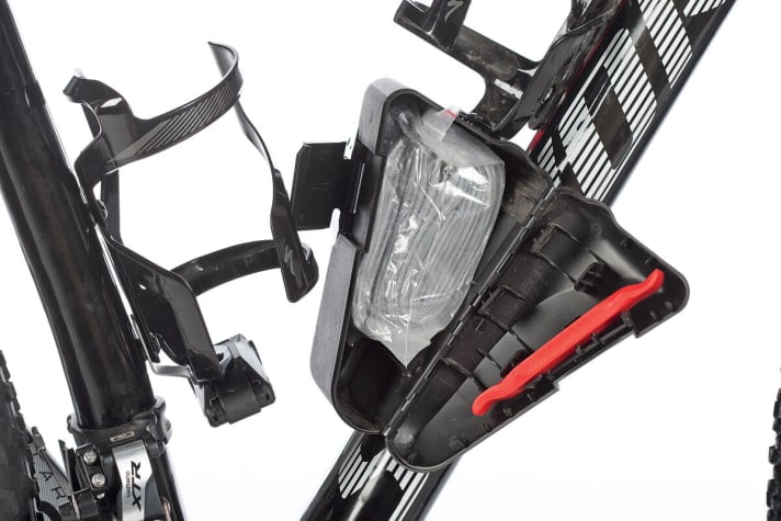   Kam in München nicht zum Einsatz, rettet im Renneinsatz aber vor dem Ausscheiden: das SWAT-Kit mit Notfallschlauch und Mini-Tool.