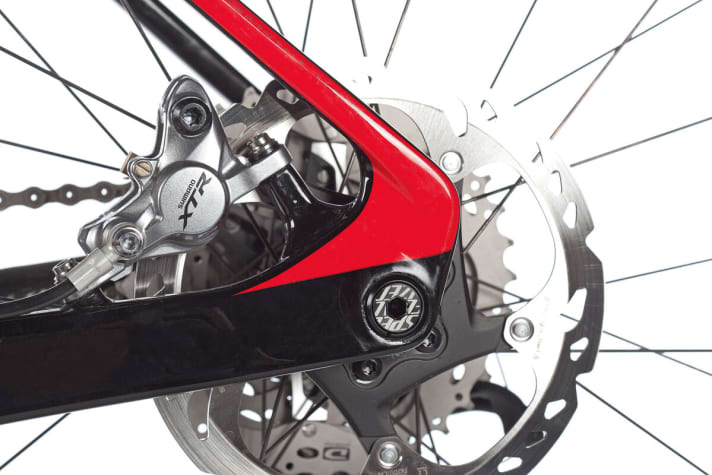   Nur auf den ersten Blick umständlich: Um das Hinterrad auszubauen, braucht man einen 5er-Inbus. Der befindet sich im Tool unterm Flaschenhalter.