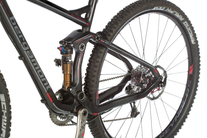   Made entirely of carbon: the main frame, rear triangle and even the rocker are made of carbon. This makes for an attractive frame weight of 2098 grams.