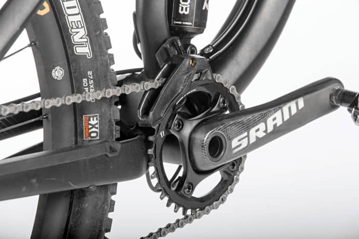   Canyon Enduro-Style: 170 mm kurze Carbon-Kurbeln mit 34er-Blatt (andere Abstufungen gibt es für Kunden zum Sonderpreis) plus Kettenführung.