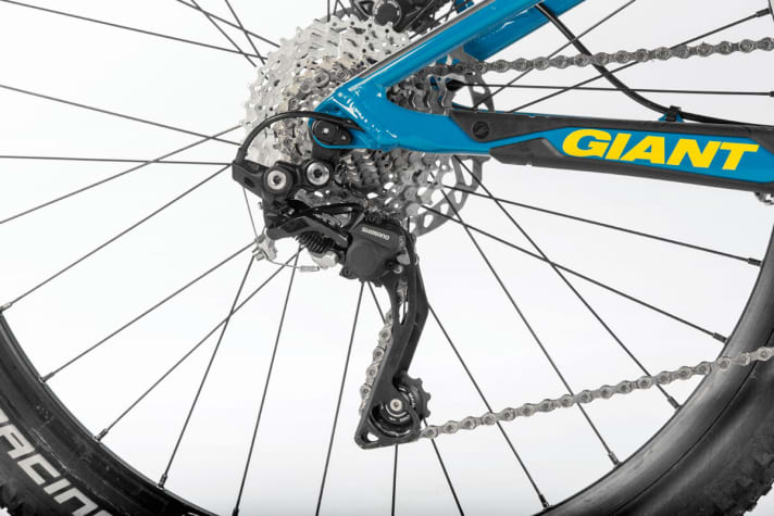   Das Giant Anthem SX ist das einzige Alu-Anthem mit Steck­achse. Das Shimano-XT-Shadow-Plus-Schaltwerk reduziert Kettenklappern.