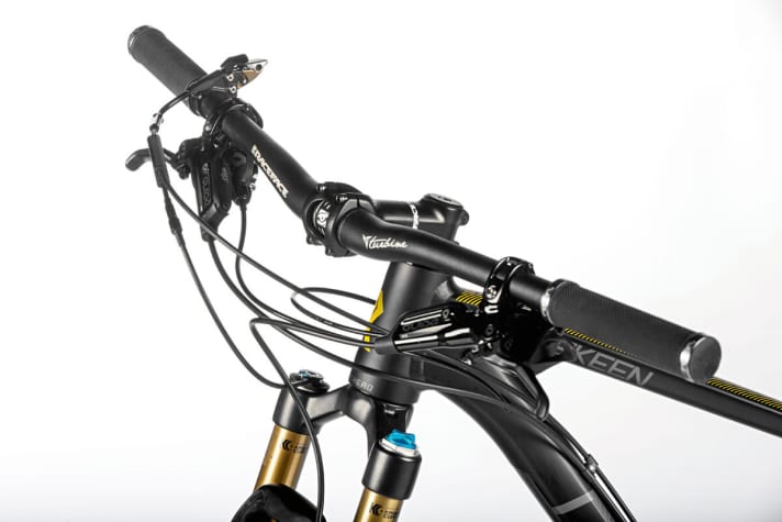   Wide handlebars with the Fox lockout for fork and shock. The operation of the stiff lever on the Radon Skeen still doesn't impress.