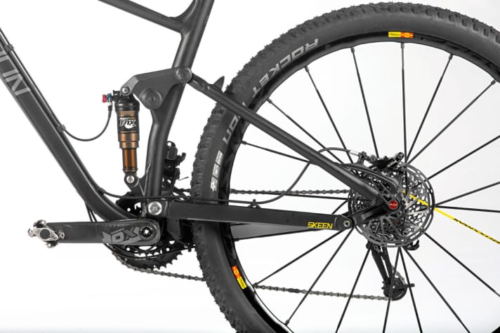   Die Mavic-Lauf­räder beschleunigen das Radon Skeen 100 super. Das Heck bietet ausreichend Komfort. Die Dämpfer­wippe besteht aus Carbon. 