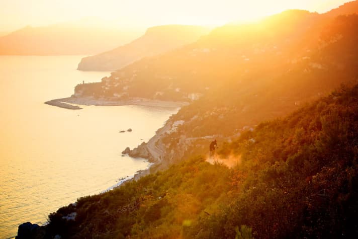 Finale Ligure: Alte Militärstraßen, Trail-Paradiese und zum Finale eine große Geburtstagsparty am Strand