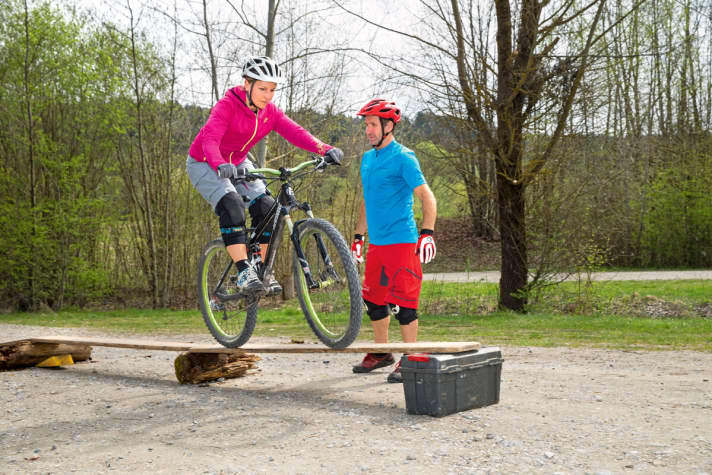   Step 3: Exit drop The exit drop is your reserve parachute. If you master it, you can exit at any time if you lose your balance. The drop even works at low speed. As soon as you lose your balance, you dynamically stretch your legs and arms and decisively shift your centre of gravity to the side. This technique prevents your front wheel from diving away.