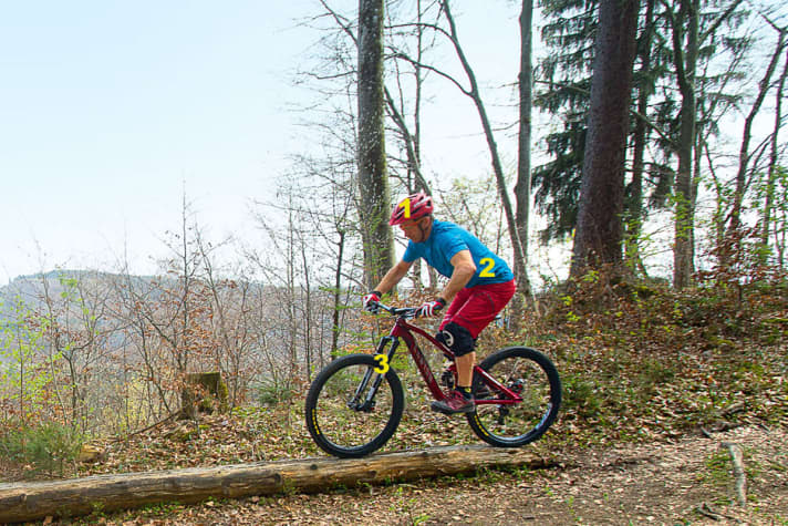   Tips and tricks for riding over a tree trunk on a mountain bike: the 3-point plan.