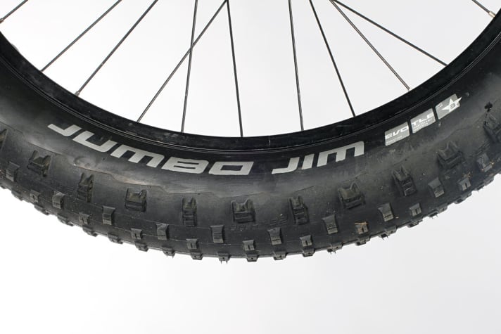 Bulls, Canyon: Der Schwalbe Jumbo Jim mit feiner 120-TPI-Karkasse rollt gefühlt am besten und passt sich flexibel und komfortabel dem Untergrund an.