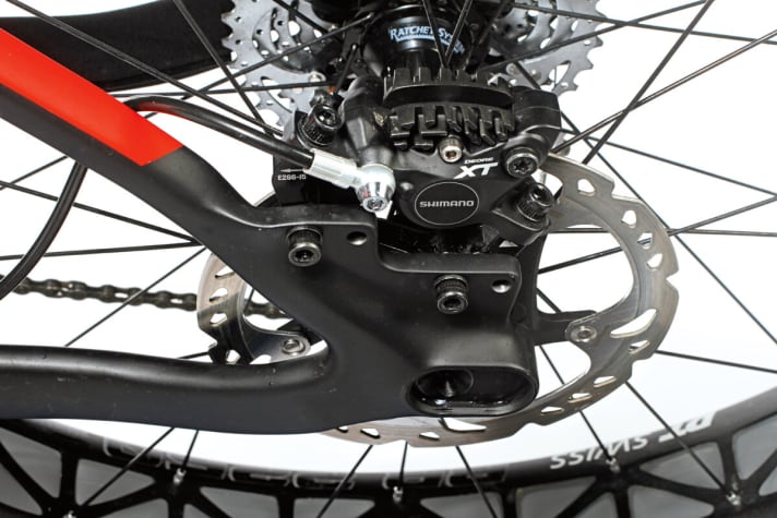 The chainstay length of the Canyon Dude can be altered using two positions in the dropout. Short for 4-inch tyres, long for 4.8-inch tyres. The disc size changes from 160 to 180 mm.