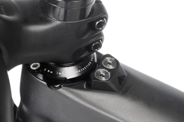 The Canyon Dude's steering impact limiter protects the top tube of the frame and the cables in the event of a fall with the handlebars turned over.