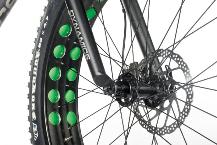 Dynamics: Rigid fork and quick release are compromises due to the slim price. On the other hand, the tyres are the largest at 4.7 inches.