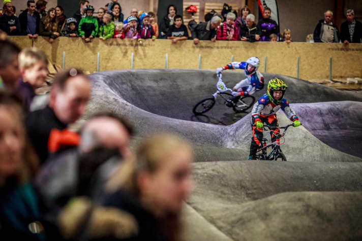   The BMX youngsters open the indoor bike park in Pfäffikon.
