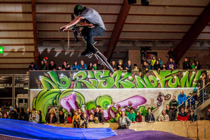   No risk no fun: Sam Reynolds, Top-Rider der FMB World Tour, reiste aus Großbritanien an, um den Indoor-Bikepark in Pfäffikon einzuweihen.