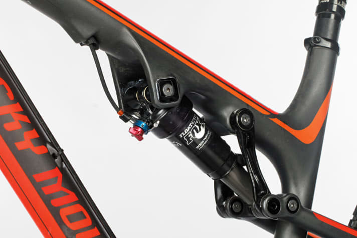   The Ride 9 system of the Rocky Mountain Instinct is located in the central shock bolt and changes the geometry and suspension character. Useful: the remote control.