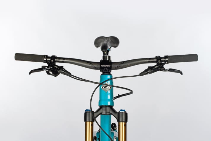   With the stem turned round, you sit sportily on the Yeti. Tidy cockpit: two brake levers, one gear lever - that's it.