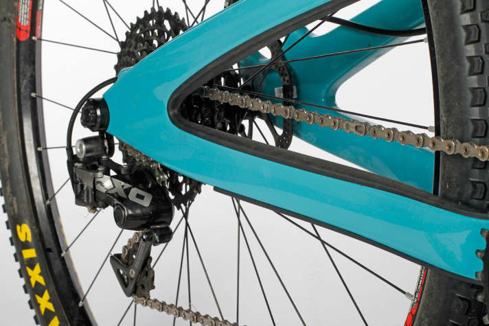   Alu vorne, Carbon hinten: Diese unübliche Kombination beim Yeti SB 95 wird hervorragend geschützt von umlaufenden Gummileisten.