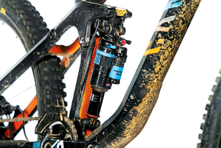   The Shapeshifter on the Canyon Strive allows steep climbing with traction. For short sprints, however, you still have to use the shock platform.