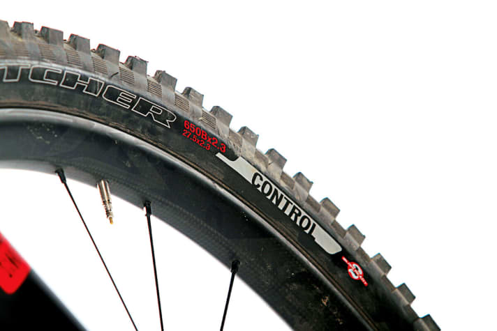   Für 7999 Euro gibt es beim Specialized Enduro S-Works extra­breite Carbon-Felgen (30 mm Innenweite), die den Reifen bei niedrigem Luftdruck Stabilität verleihen. 