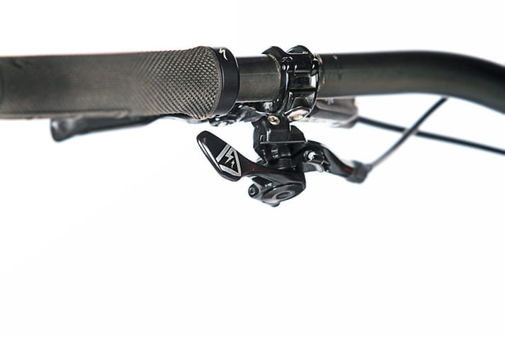   Sieht aus wie ein Schalthebel bedient aber die Teleskop-Stütze am Specialized Enduro S-Works. Ergonomisch zu bedienen und an Stelle des Umwerferschalthebels platziert.