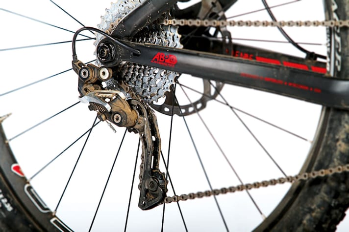   Loud rattling and dropping chains on the Trek Slash. We missed a Shadow Plus rear derailleur on the test bike. According to the catalogue, however, it comes as standard.