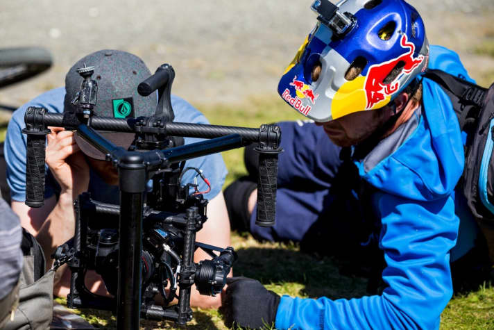   Danny MacAskill mit der Filmcrew beim Vorbereiten des Equipments.