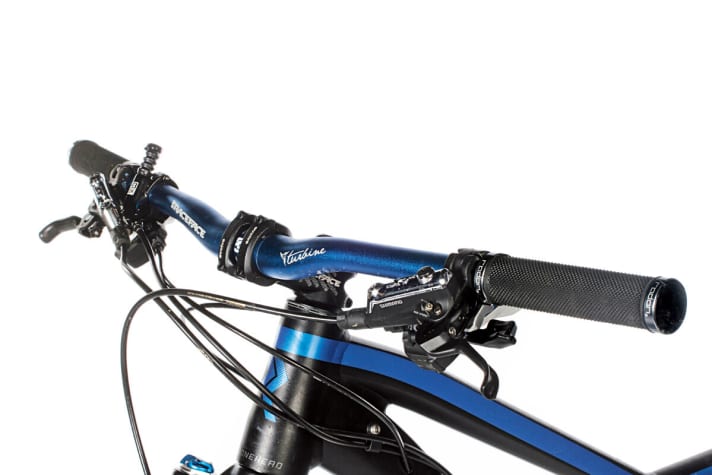   Radon Slide: Very ergonomic Race Face cockpit with remote control for the dropper post and Shimano XT shift and brake levers.