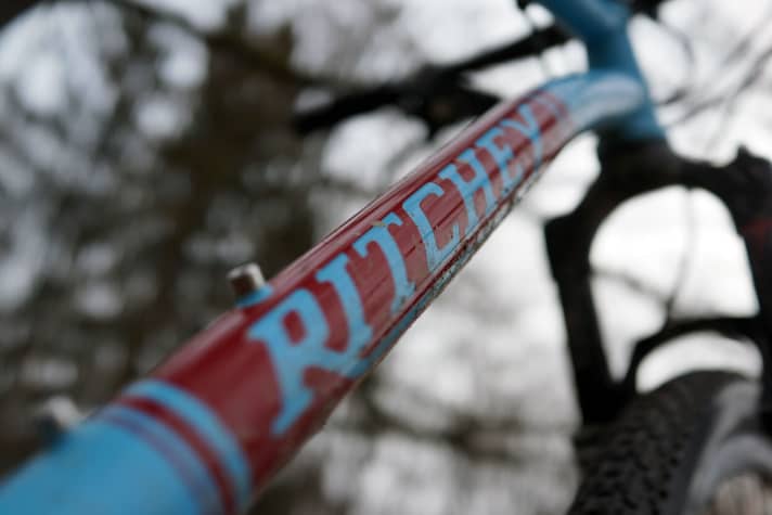   Blood red on a bright blue background: the new Ritchey design.