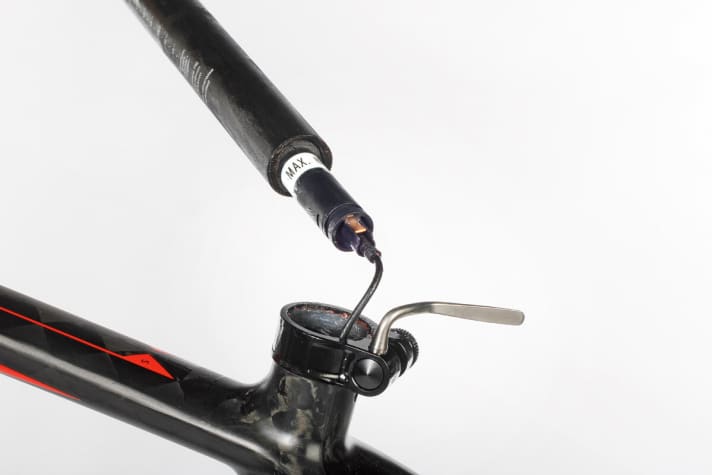   Den Akku für die XTR-Elektro-Schaltung versteckt Cube in der Sattelstütze des Elite C68. Die Kabel verlaufen im Rahmeninneren.  So ist die sensible Technik optimal geschützt.