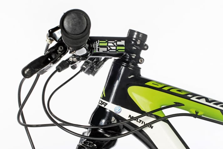   Kopf runter und lang machen: Mit dem  umgedrehten Vorbau zwingt das Merida Big.Nine seinen Piloten in eine windschnittige Race-Position.