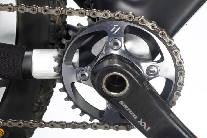   Exemplary protection: If the chain of the Radon Black Sin does fall off at the front, large metal plates protect the carbon fibre structures from scratches and damage.