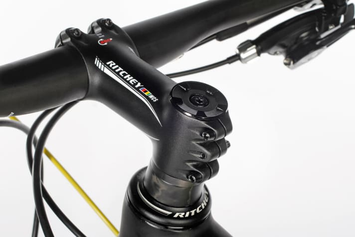   Ein Teil, drei Schrauben: Um den Ritchey-Vorbau beim Scott Scale zu justieren, benötigt man drei unterschiedliche Werkzeuge. In Mini-Tools fehlen kleine Torx oft.