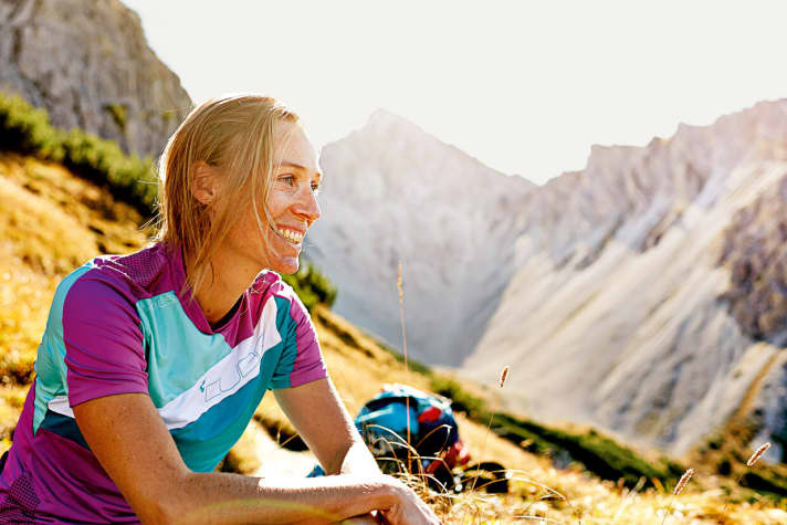   Profile: Ludi Scholz (34), freerider from Innsbruck. Has been riding bikes since 2002; Enduro rider. When Ludi hung up her lab coat in 2010 and dedicated herself completely to the sport of biking, she was already able to easily keep up with the men's section of the Innsbruck Vertrider. She still feels most at home in high alpine terrain. As a guide, riding technique trainer and instructor for the Austrian Alpine Club, she is happy to pass on her experience.
