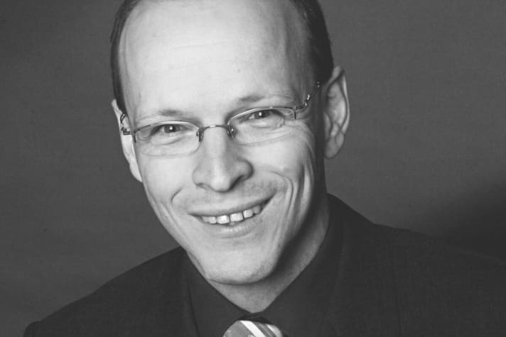   Uwe Schröder is a nutritionist at the Institute for Sports Nutrition in Bad Nauheim e. V. and a lecturer in sports nutrition at Fulda University of Applied Sciences.